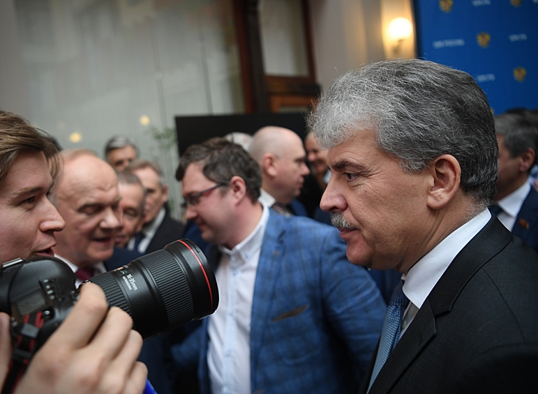 Директор "Совхоза имени Ленина" Павел Грудинин (справа) после регистрации в Центральной избирательной комиссии РФ в качестве кандидата на пост президента России.