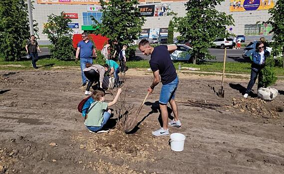 В Курской области в Железногорске высадили аллею предпринимателей