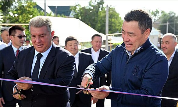 «Барса» открыла футбольную академию в Кыргызстане. Лапорта, Пуйоль и Ривалдо поучаствовали в церемонии