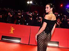 Дуа Липа в прозрачном наряде посетила Берлинский кинофестиваль