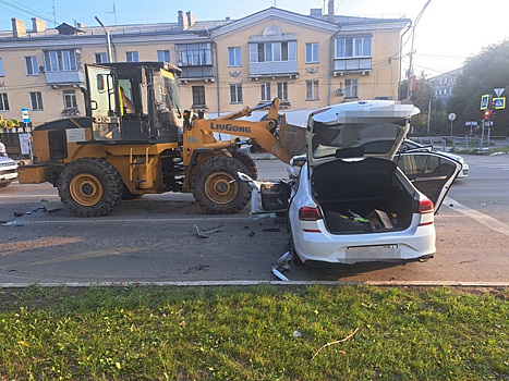 В Копейске водитель иномарки пострадал при столкновении с погрузчиком