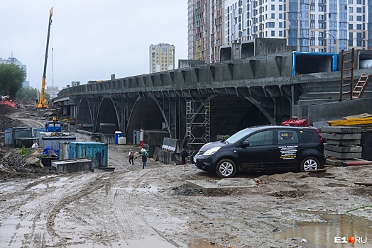 Почему так надолго закрыли проезд по Макаровскому мосту и когда его уже достроят: отвечает мэрия