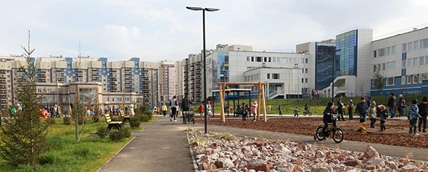 В красноярском микрорайоне Покровский торжественно открыли сквер «Яблоневый сад»