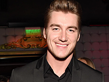 Алексей Воробьёв восхитил поклонников семейным снимком с женой и падчерицей