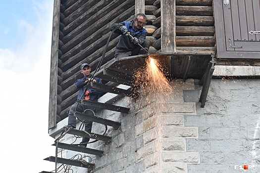 «Поливают водой, чтобы не загорелась»: на Плотинке спиливают лестницу с Водонапорной башни