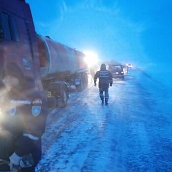 В Челябинской области спасатели километр несли по сугробам пострадавшего в ДТП