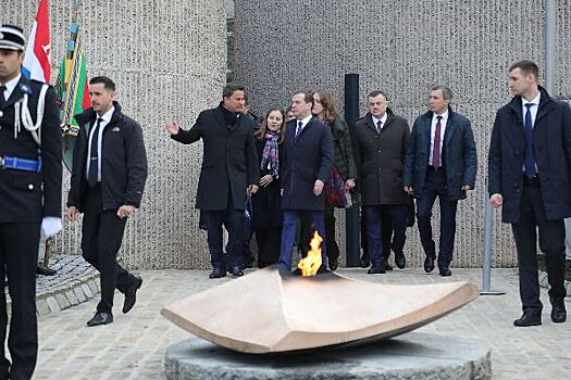 Премьер-министры РФ и Люксембурга возложили цветы к национальному монументу Солидарности