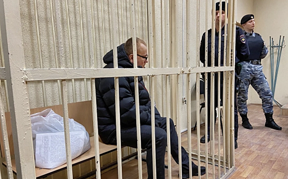 Суд в Брянске продлил задержание отца школьницы, устроившей стрельбу