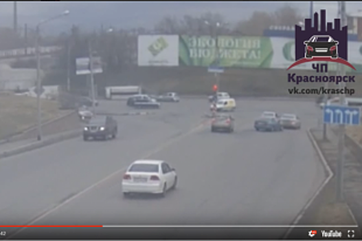 В Красноярске грузовик не вписался в поворот и упал на бок