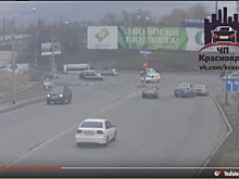 В Красноярске грузовик не вписался в поворот и упал на бок