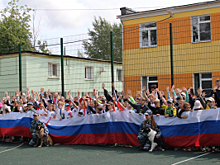В Великом Новгороде полицейские и общественники приняли участие в торжественной линейке, посвященной Дню России