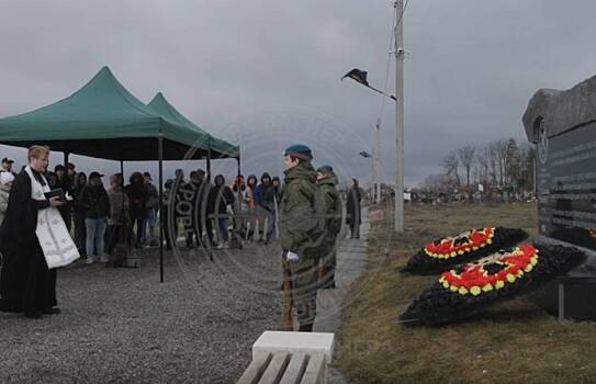 Россияне массово съехались на панихиду по бойцам ЧВК «Вагнер» и попали на видео