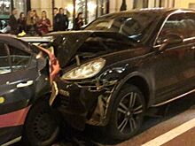 Видео: Porshe протаранил четыре такси около ресторана в Петербурге
