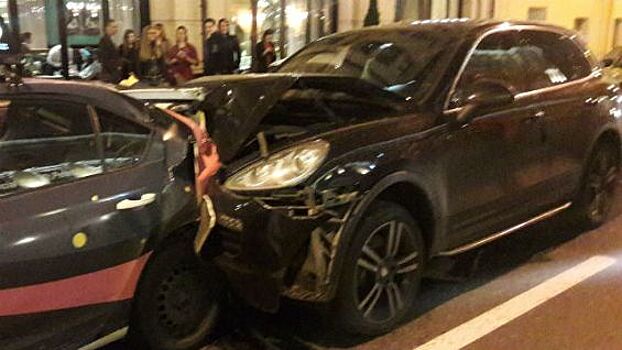 Видео: Porshe протаранил четыре такси около ресторана в Петербурге