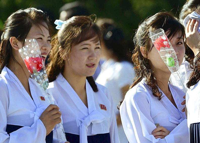 Северокорейские женщины в традиционных костюмах в Пхеньяне