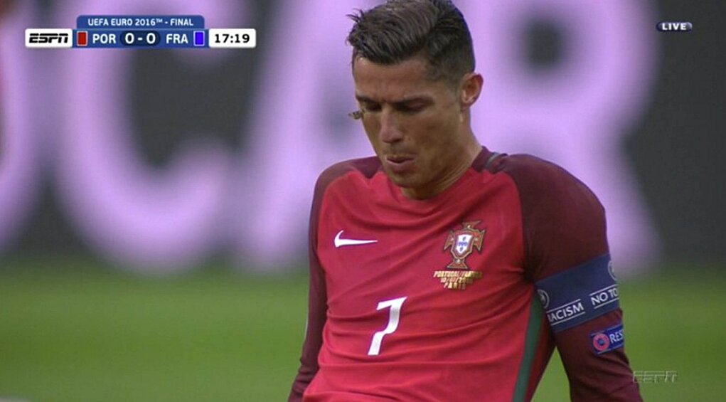 На девятой минуте финального матча Евро-2016 между Португалией и Францией капитан португальцев Криштиану Роналду получил удар в колено от француза Димитри Пайета. Роналду попробовал продолжить игру, но вскоре понял, что играть не может, сел на газон и заплакал. В этот момент к нему подлетела бабочка