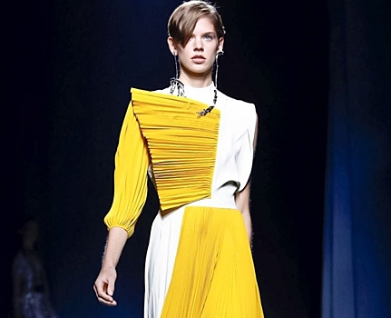 Новая коллекция Givenchy: гигантские серьги, пиджаки на голое тело и образы в стиле Меган Маркл