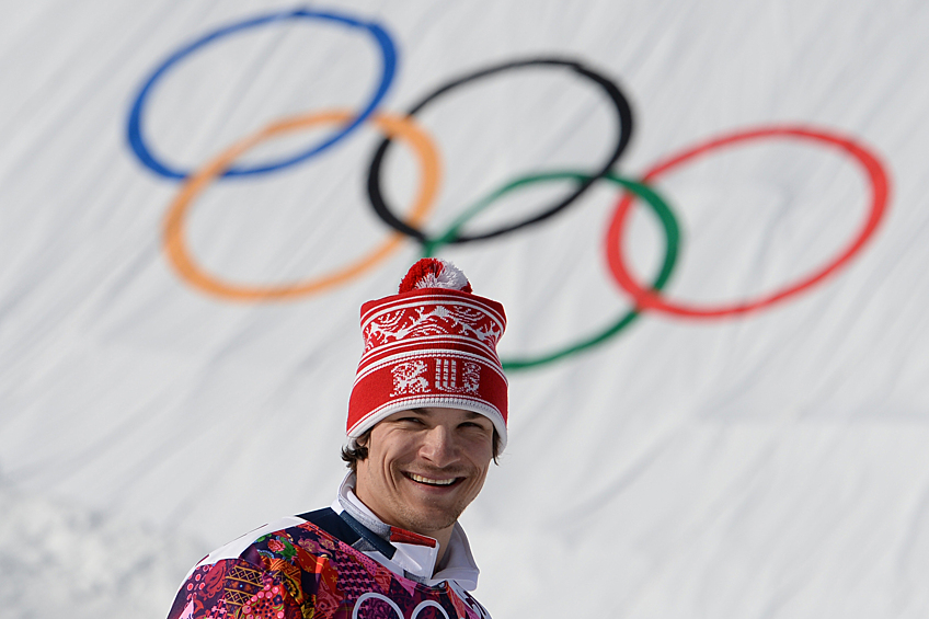 Двукратный олимпийский чемпион 2014 года (единственный сноубордист, выигравший две золотые медали на одних Играх) американец Виктор Айван Уайлд решил получить второе гражданство после того, как женился на российской сноубордистке Алене Заварзиной. Спортсмены поженились в 2011 году, тогда же американец подал документы на российское гражданство. Процедура заняла весь сезон-2011/12