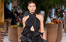 Невеста в черном: Ирина Шейк закрыла показ Oscar de la Renta в эффектном платье с бантом