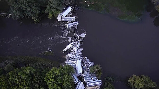 Грузовой поезд рухнул в реку с моста в Айове