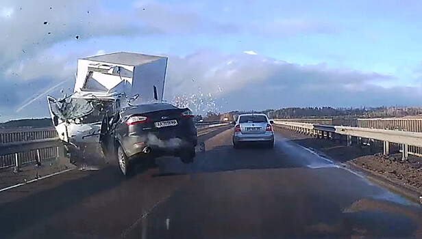 На встречку с непристегнутыми детьми: лобовая авария под Житомиром попала на видео