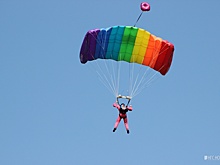 Сибирячка завалила авиаклуб претензиями из-за неудачной попытки прыгнуть с парашютом