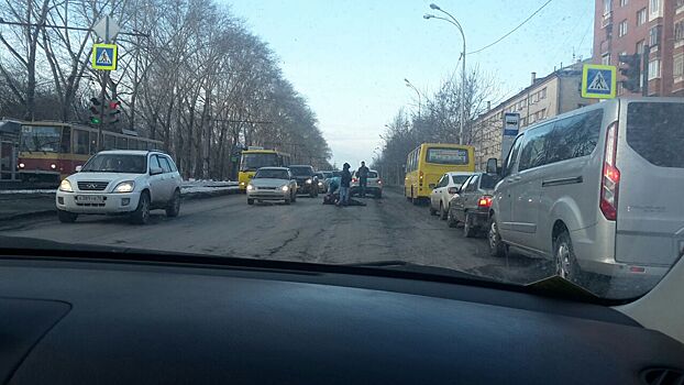 На Вторчермете на пешеходном переходе сбили бабушку, которая переходила дорогу на красный свет