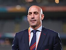 Поцеловавший Эрмосо экс-глава RFEF написал книгу «Убийство Рубиалеса», цена – 23,90 евро. В релизе отметили, что это провизведение «жертвы крупнейшего заговора в испанском футболе»