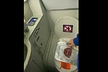 Пассажир самолета развел костер в туалете на борту и приготовил на нем стейк