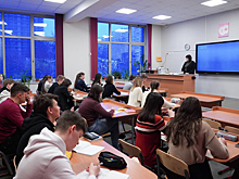 Предложения к Дню учителя: поднять зарплаты до двух МРОТ, отменить «подарочный лимит», давать повышенные пенсии и квартиры спустя 25 лет стажа