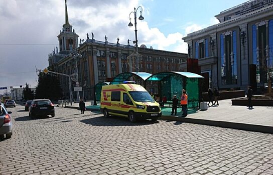 Разговаривала по телефону: в Екатеринбурге трамвай сбил женщину