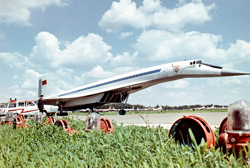 Ту-144 – первый в мире сверхзвуковой пассажирский самолёт. И пусть коммерческая эксплуатация лайнера была не долгой и продлилась с 1975 по 1978 год, тем не менее самолет стал важной вехой в развитии отечественного авиастроения. Специальные модификации Ту-144 продолжали полеты вплоть до 1999 года