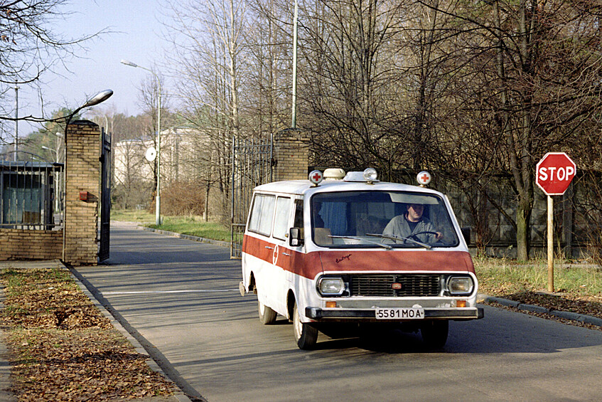 Скорая помощь на въезде в Центральную клиническую больницу г. Москвы, 27 октября 1995 года