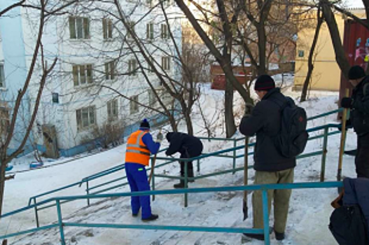 Во Владивостоке вышли на расчистку пешеходных зон