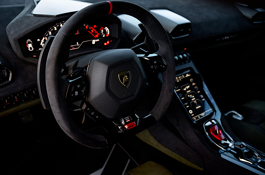 Все Huracan снабжены 5,2-литровым V10 мощностью до 640 л.с. На «Стеррато» он выдает 610 л.с., но в данном случае ДВС отходит на второй план. Все внимание фокусирует на себе адаптация шасси для умеренно пересеченной местности. Суперкупе готово штурмовать легкие грунтовки благодаря подросшему на 44 мм дорожному просвету. Увеличен ход подвески, расширена колея спереди и сзади, сохранено полноуправляемое шасси. В арки с накладками из неокрашенного пластика втиснуты более высокопрофильные шины Bridgestone Dueler AT002 с посадочным диаметром 19 дюймов. К ездовым настройкам Strada и Sport добавлена Rally. Условно оффроудная направленность сделала Sterrato на удивление медленным по фирменным меркам: 100 км/ч он достигает за 3,4 секунды, но быстрее 260 км/ч не ездит