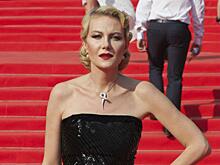 Рената Литвинова в платье-бюстье и бриллиантах появилась на ковровой дорожке с Эмином