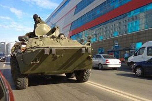Уфимских водителей удивил ехавший по Заки Валиди БТР