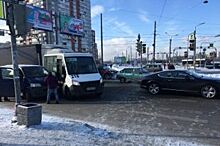 Маршрутка протаранила Bentley на Индустриальном проспекте в Петербурге