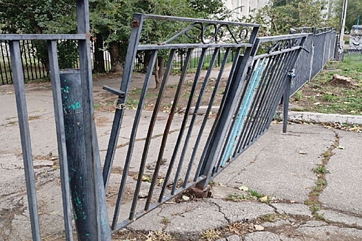 В Ульяновске вандалы сломали школьное ограждение