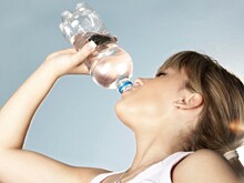 Видео: Девушки получили химожоги, выпив купленную в спортивном магазине воду