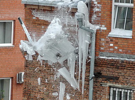 На Петроградской стороне от упавшего с крыши куска льда серьезно пострадала петербурженка
