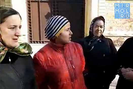Жители Избербаша собрались у дома городского депутата с требованием дать газ