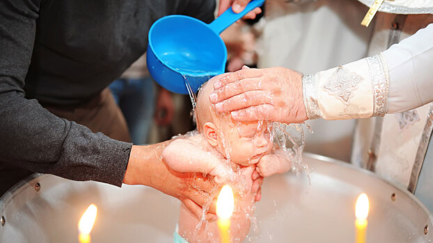 В РПЦ сказали, когда не нужно крестить детей