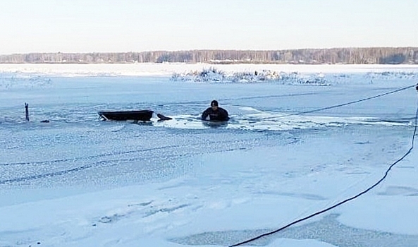 В Волгоградской области спасли двух провалившихся под лед рыбаков