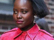 Образ дня: неземная Люпита Нионго с желтыми глазами и в ярко-розовом комбезе