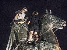 Петербургские депутаты требуют строже наказывать за шашлыки на памятниках