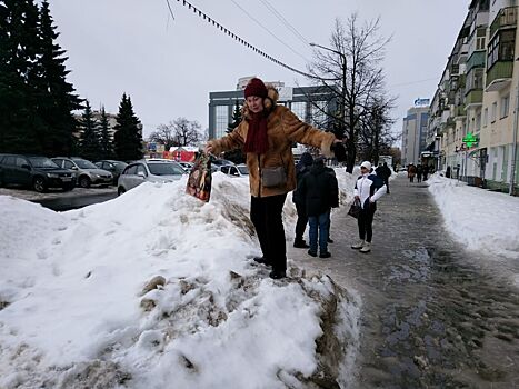 Экс-мэр Ирина Переверзева перелезла огромный сугроб в центре Костромы