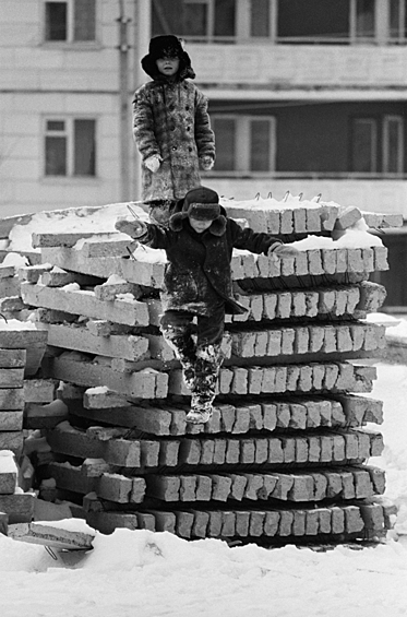 Дети на строительной площадке в одном из новых районов города Оренбург, 1989 год