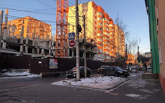 Опасное уродство – жители Курска боятся обрушения огромного крана