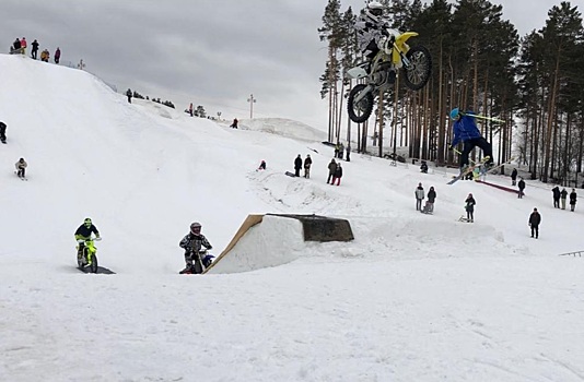 На Уктусе байкеры, сноубордисты и лыжники устроили головокружительные прыжки в высоту